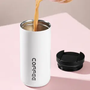 Detailopname van koffie die in een witte 304 roestvrijstalen geïsoleerde beker stroomt
