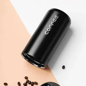 Detailopname van een zwarte 304 roestvrijstalen geïsoleerde koffiebeker met tekstlogo