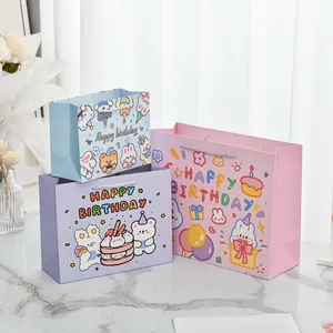 Detailansicht bunter Cartoon-Geschenktüten mit süßen Hasen- und Bärenmustern zum Geburtstag.