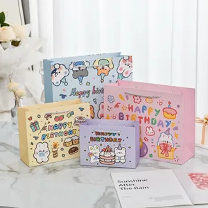 Detailansicht von vier bunten Comic-Geschenktüten mit süßen Hasen und Happy Birthday-Aufdruck.