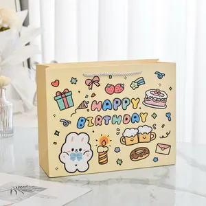 Detailansicht einer horizontalen Geschenktüte mit bunten Geburtstagsillustrationen