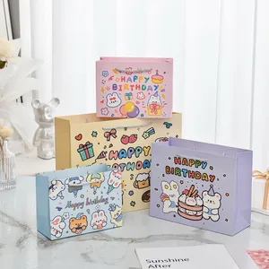 Set aus bunten Cartoon-Hasen-Geschenktüten mit Happy Birthday-Mustern und weichen Kordelgriffen.