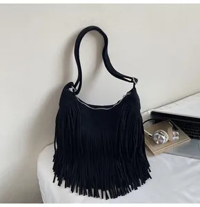Sac à main chic en daim noir avec franges et grande capacité pour un porté épaule ou croisé