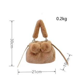 Detailansicht der weichen Plüschhandtasche mit Maßen: 21 cm Breite und 30 cm Höhe