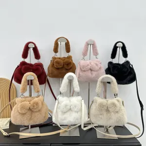 Sieben Farben Plüsch-Handtaschen aus Nerzimitat mit Schleifen auf Ausstellungsständern