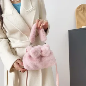 Nahaufnahme der rosa flauschigen Handtasche mit weichem Kunstpelz und Schleife