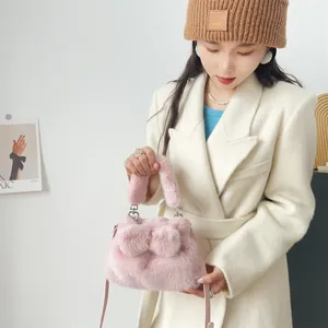 Detailansicht der rosa Kunstfell-Plüschhandtasche mit Schleife und Umhängeriemen