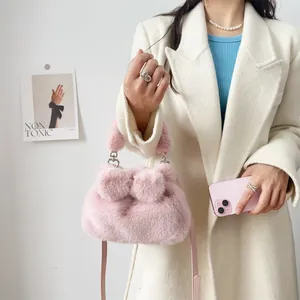 Schicke rosa Kunstpelz-Handtasche mit Bommel-Details und elegantem Umhängeriemen