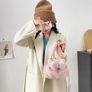 Detailansicht einer rosa Kunstfell-Handtasche mit einer eleganten Schleifendeko