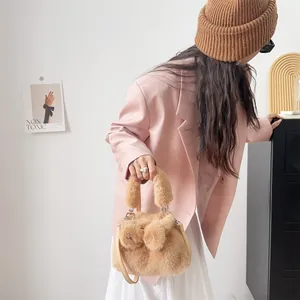 Plüsch-Handtasche aus Kunstpelz mit Schleifen, gestylt als Umhängetasche im Herbst