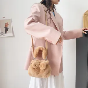 Detailansicht der camel-farbenen Plüsch-Handtasche aus Nerzimitat mit Schleifendekoration