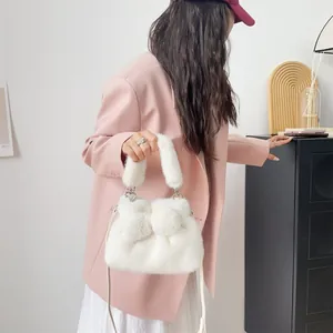 Elegante weiße Kunstpelz-Handtasche mit Plüschschleife und Umhängegurt