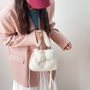 Elegante weiße Kunstpelz-Handtasche mit Schleifenakzenten in einer Stil-Aufnahme