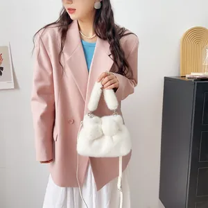 Elegante weiße Kunstfell-Handtasche mit Schleifendekoration in Lifestyle-Umgebung