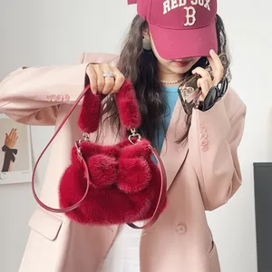 Detailaufnahme einer plüschigen roten Kunstpelz-Handtasche mit dekorativem Schleifendesign