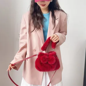Elegante rote Kunstpelz-Handtasche mit Schleife und Umhängeriemen für die Wintermode der Damen