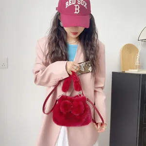 Nahaufnahme einer weichen roten Plüschhandtasche mit einer dekorativen Schleife