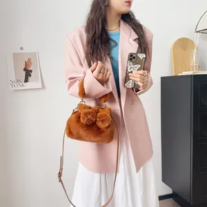 Elegante braune Kunstfelltasche mit Schleifendetail in einem modernen Lifestyle Outfit Kontext