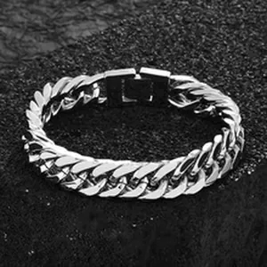 Detailansicht eines Punk Titanstahl Panzerarmbands für Herren auf Steinoberfläche