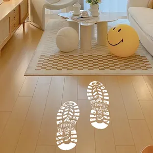 Détail d'autocollants blancs d'empreintes de Père Noël dans un salon chaleureux et festif