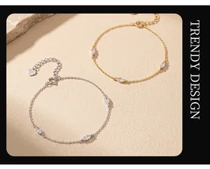 Dettaglio di bracciali S925 in argento e oro con zirconi marquise per donne eleganti