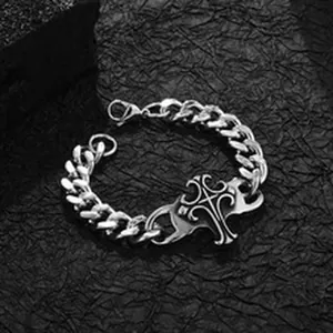 Detailansicht eines Titanstahl-Panzerarmbands im Punk-Stil mit Kreuz-Mittelstück-Design.