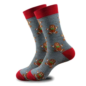 Calze di Natale grigie con motivo a omino di pan di zenzero e dettagli rossi