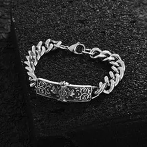 Detailansicht eines schweren Titanstahl-Punk-Armbands mit Vintage-Kreuz-Gravurplatte