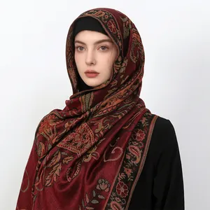 Gros plan sur un élégant châle en simili-cachemire jacquard rouge à fleurs