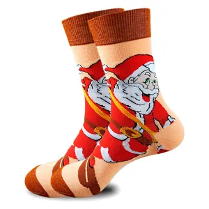 Dettaglio di calzini natalizi unisex con un motivo festivo di Babbo Natale colorato.