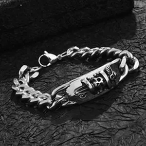 Nahaufnahme von Titanstahl Totenkopf Panzerarmband auf dunklem strukturiertem Hintergrund