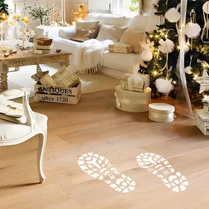 Autocollants de sol empreintes de Père Noël blanc dans un salon décoré pour Noël