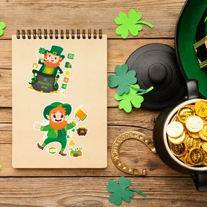 Pegatinas de duendes de San Patricio en un cuaderno rústico con tréboles y monedas.