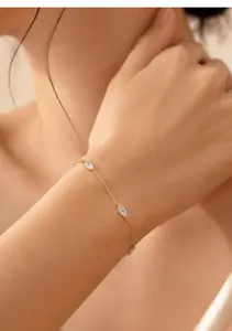 Elegante bracciale in argento S925 con zirconi taglio marquise sul polso di una modella