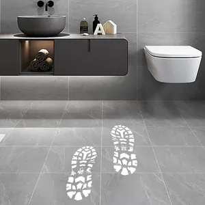 Vue détaillée des autocollants d'empreintes de pas de Père Noël sur carrelage gris