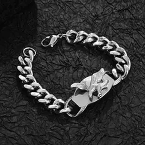 Detailansicht eines massiven Panzerketten-Armbands aus Titanstahl mit Adlermotiv