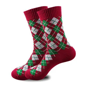 Dettaglio di calze natalizie unisex con un classico motivo a rombi rosso e verde.
