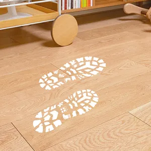 Stickers de sol blancs en forme de pas de Père Noël pour la décoration de Noël de maison.