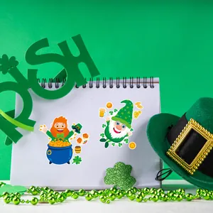 Primer plano de lindos adhesivos de duende para manualidades en cuaderno de San Patricio