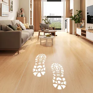 Vue détaillée d'autocollants de sol de père Noël blanc de Noël sur parquet en bois