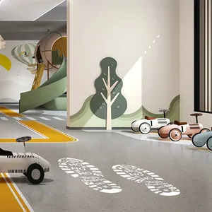 Vue détaillée des autocollants d'empreintes du Père Noël blancs sur un sol de chambre
