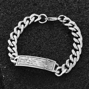 Detailansicht eines massiven Herrenarmbands aus Titanstahl mit strukturierter ID-Platte