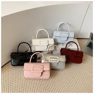 Collection de petits sacs carrés en cuir ciré à l'huile en plusieurs coloris variés.