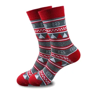 Dettaglio di calzini natalizi unisex con motivi a fiocchi di neve rossi e grigi festivi