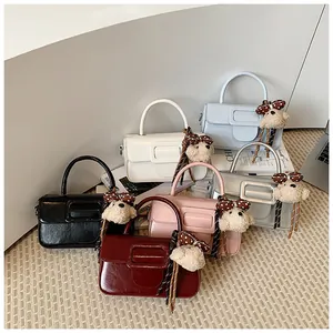 Collection de mini sacs carrés en cuir ciré à l'huile en six couleurs avec breloques d'ours