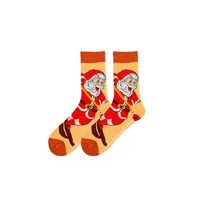 Dettaglio di calze festive con motivo a cartoni animati di Babbo Natale che scia