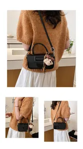 Petit sac carré en cuir noir huilé présenté sous plusieurs angles sur modèle