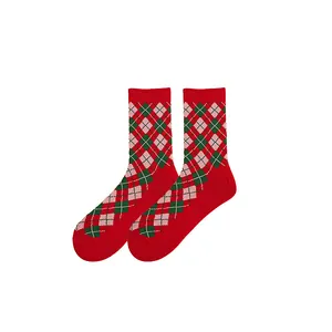 Dettaglio calze di Natale rosse con motivo a rombi argyle in verde e rosa per le feste