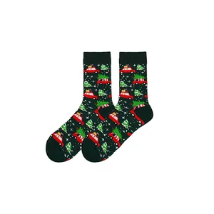 Vista dettagliata delle calze natalizie festive con motivi di auto rosse.