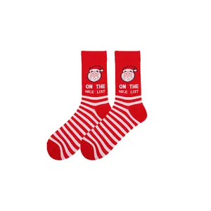 Dettaglio di calze di Natale a righe rosse e bianche con Babbo Natale